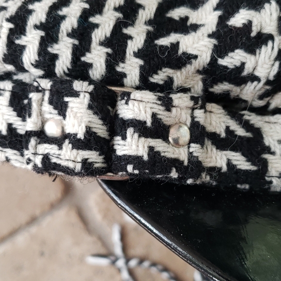 Bundle: AUGUST hat and D&Y scarf. ( only bundle of 3) - Picture 8 of 11